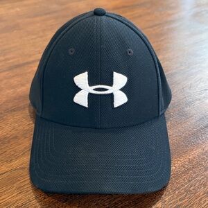 Under Armour Men’s Blitzing Stretch Fitted Cap • Black w/White Logo • Size M/L